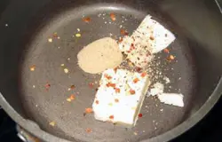 Разогреваем сковороду. Добавляем 2 чайные ложки сливочного масла, 1 чайную ложка коричневого сахара, 1 / 4 чайной ложки красного чили.