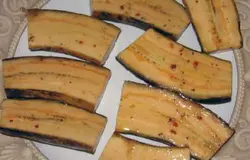 Нарезаем бананы как показано на картинке и обжариваем.