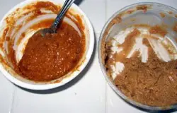 Теперь нужно смешать арахисовое масло,чили с чесночным соусом по вкусу. Добавить немного соли.