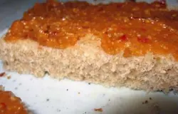 Укладываем слой арахисового масла на каждый кусочек хлеба.