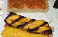 Закрываем банан двумя кусочками хлеба с арахисовым маслом.