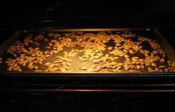 Выкладываем семена тыквы на противень. Нарезаем тыкву кусочками как дыню. Запекаем в течении 10 минут. Слегка поливаем заранее приготовленным яблочным сидром. Пусть кусочки тыквы пропитаются сидром минут 30.
