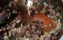 Налейте в сковороду масло. Добавляем лук и обжариваем несколько минут. Далее добавим свинину. Обжариваем несколько минут. Уменьшаем огонь и наливаем вино или херес. Хорошенько перемешиваем. Готовим несколько минут. Добавляем соус.