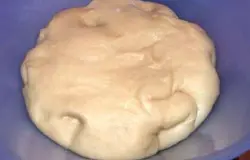 Мнем тесто в пухлую лепешку...