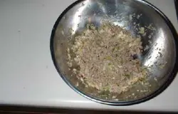 Смешайте ингредиенты в миске. Отложите на час.