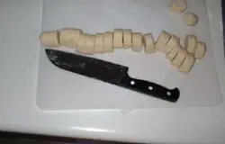 Нарезаем на кусочки.