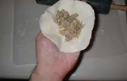 Тонко раскатываем каждый кусочек и наполняем начинкой.