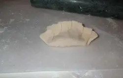 Запечатываем пельмени.