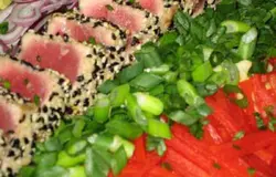 Красиво выкладываем лапшу, кусочки рыбы на тарелку, украшаем и подаем к столу.
