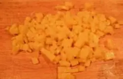 Нарезаем картофель мелкими кубиками.