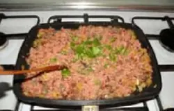 Нарезаем перец и добавляем в сковороду.