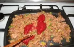 Добавляем томатную пасту и приправы по вкусу.