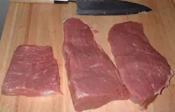 Нарезаем тонкие стейки.