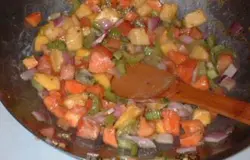 Отложите мясо в сторонку и проделайте все то же самое с креветками. Обжариваем чеснок и имбирь, добавляем фрукты и овощи. Готовим 3 минуты и затем добавляем немного маринада.