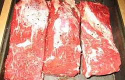 Обрезаем лишний жир с ребрышек, посыпаем солью и перцем и оставляем в холодильнике на ночь.