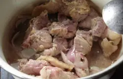 Нарезаем чеснок, лук и добавляем в мясо. Приправить солью и перцем.
