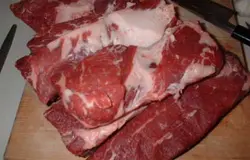 Ребрышки: 2 кг говядины (с ребрами), Карри, 2 помидора (нарезать), 1 / 2 лука (нарезать), 6 зубчиков чеснока (нарезать), 1 маленький корень имбиря (нарезать), 6 полосок Бекона, 1 / 2 чашки соевого соуса, 1 / 2 стакана соуса Вустершир, 1 / 4 стакана бальзамического уксуса, 1 / 4 чашки меда, соль и перец.
