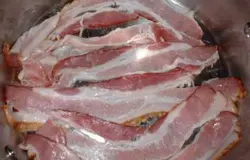 Посыпаем ребра солью и перцем. Положите бекон на дно сковороды.