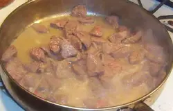 Растопите масло в сковороде и готовьте говядину до коричневатого цвета.