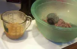 Подвиньте мясо на половину сковороды освободив место для лука.