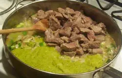 Кладем нарезанный лук, немного нарезанного зеленого перца и содержимое блендера.