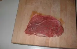 Посыпаем мясо солью и перцем. Оставьте на 20 минут.