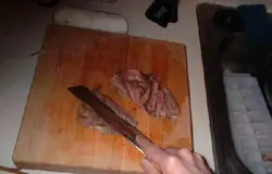 Нарезаем говядину на тонкие полоски.