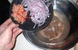 Выкладываем лук и рис на тарелку. Сверху - мясо.