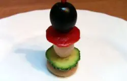 Целая маслина, болгарский перец, лучок, кружок огурчика, шампиньон.
