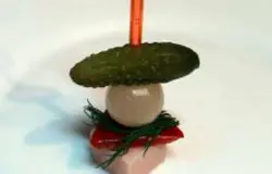 Корнишон, лучок, болгарский перец, кубик ветчины.