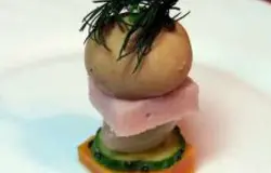 Шампиньон (шляпка), ветчина, лучок, огурчик, сыр.
