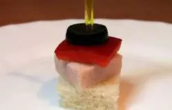 Кружок маслины, болгарский перец, кубик ветчины, кубик хлеба.