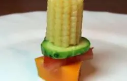 Кукуруза, кружок огурчика, кусочек помидора, кубик сыра.