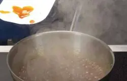 Следите за окраской карамели, она должна получиться коричневой.