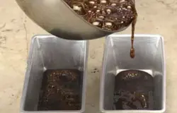 Вылейте карамель в соответствующие формы и оставьте охладиться.