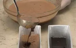 Вылейте смесь в формы с карамелью.