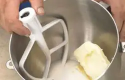 В маленьком миксере, взбейте сахар и масло.