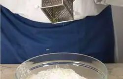 Добавьте дрожжи к муке и добавьте тертый лимон.