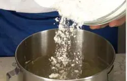 Смешайте муку и взбитые яйца с молоком