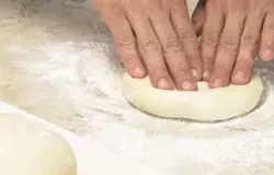 Сделайте тесто из муки и воды, добавьте растворённые дрожжи и начните месить добавляя соль. Месите пока тесто не стане по структуре гладким и упругим. Затем поделите на небольшие шарики и дайте отдохнуть
