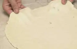 Как только тесто поднимется, раскатайте из него 6 ровных кругов.