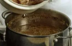 Переложить ножки в кастрюлю с водой. довести до кипения, снять пену Уменьшить огонь до слабого и варить хаш без соли, время от времени снимая пену, 6-7 ч. Вынуть ножки, дать остыть. Затем отделить мясо от костей.