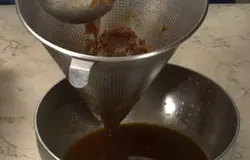 Профильтруйте через конусовидное сито.