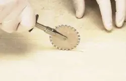 Раскатайте тесто и нарежте фигурные полоски.