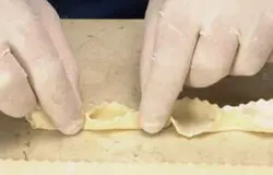 Скрепите края, оставляя небольшие карманчики.