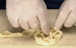 Сформируй круглые корзиночки с кармашками. Поместите всё на противень накрытый кулинарной бумагой и выпекайте при температуре 350°F, пока корзинки не станут коричневатыми.
