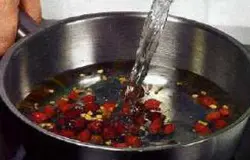 Сушеные плоды шиповника вымыть, залить 3 стаканами кипящей воды, хорошенько накрыть и настаивать около часа, после откинуть на дуршлаг и процедить.