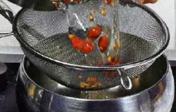 Распаренные ягоды еще раз залить  двумя стаканами кипящей воды, оставить на час настаиваться, процедить.