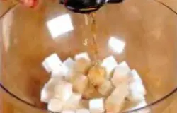 Сахар пропитать коньяком и ромом.