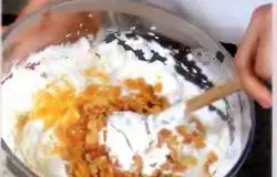 В белки добавить взбитые сливки, осторожно перемешать лопаткой, Затем добавить цукаты, орехи, изюм и цедру Еще раз перемешать.